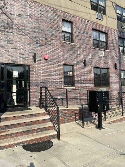 Leland Ave 2R building exterior and entrance